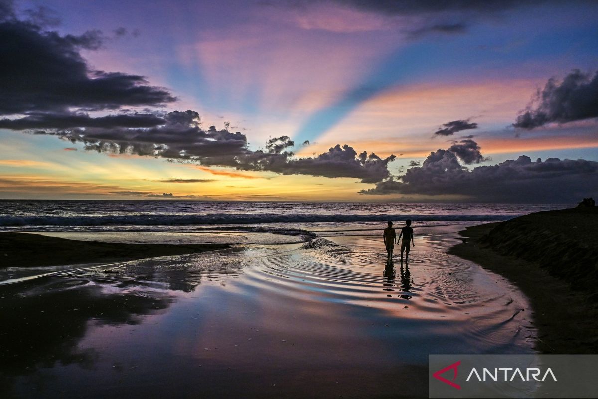 Pesona matahari terbenam di Pantai Kerandangan Senggigi Lombok