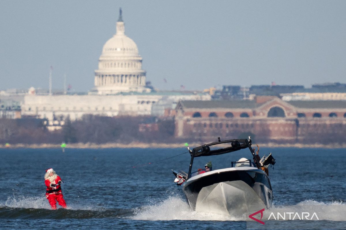 Unik! Pertunjukan Santa ski air di tepi laut Alexandria Amerika Serikat