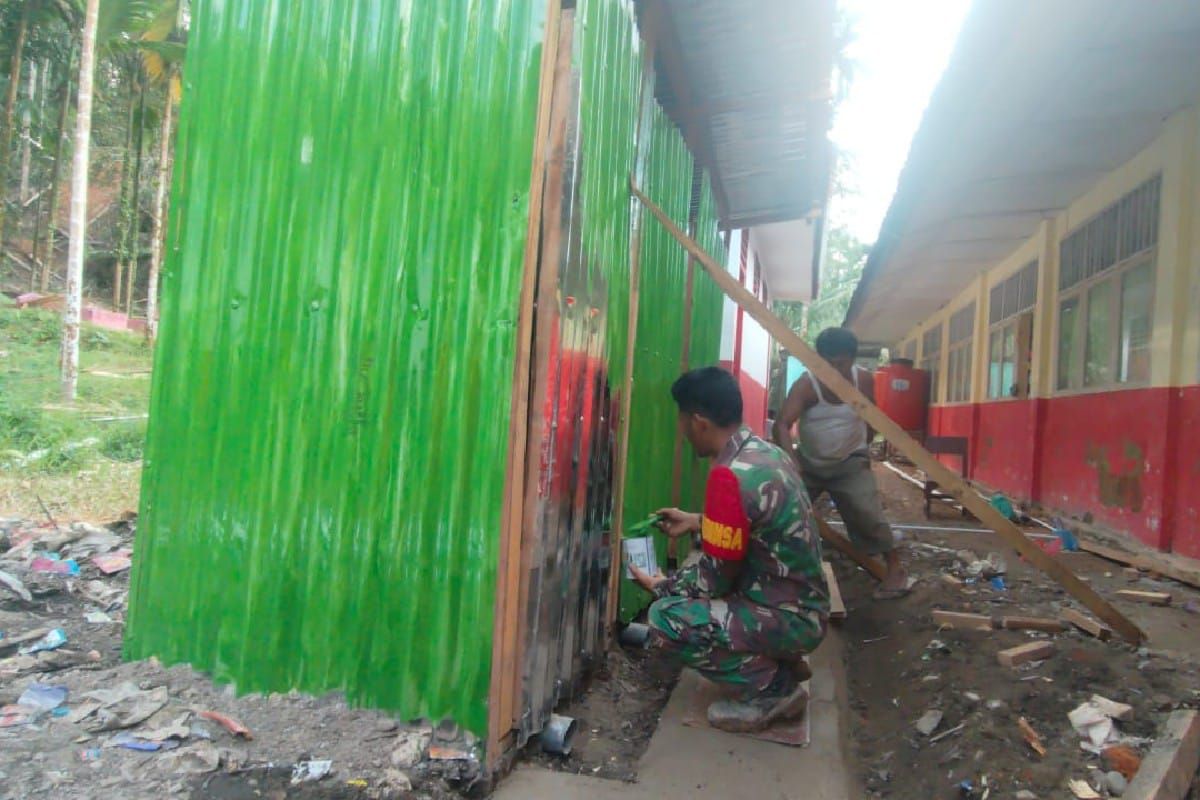 TNI bangun MCK penuhi kebutuhan pengungsi di SD Tapanuli Tengah