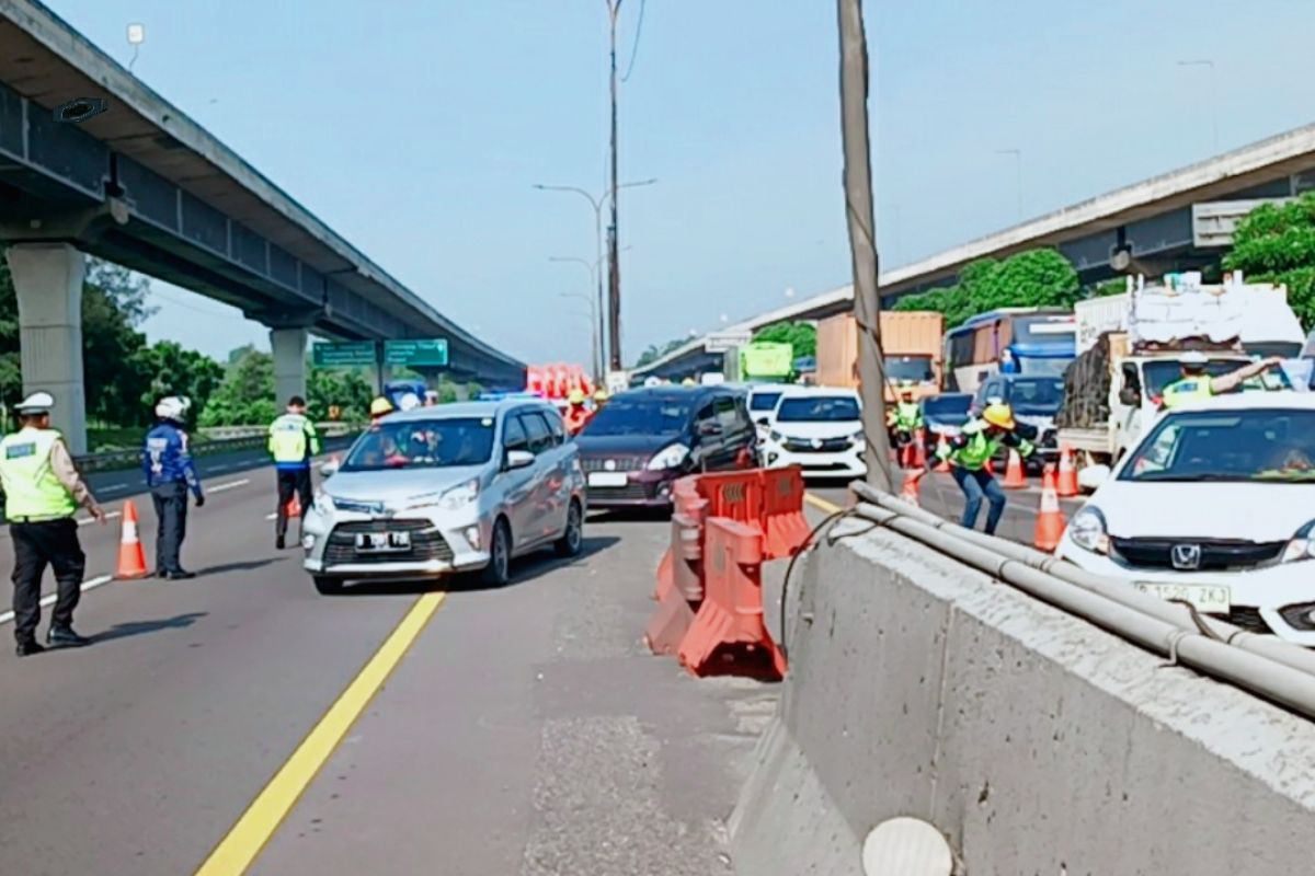 Petugas mulai terapkan contraflow di jalan Tol Jakarta-Cikampek