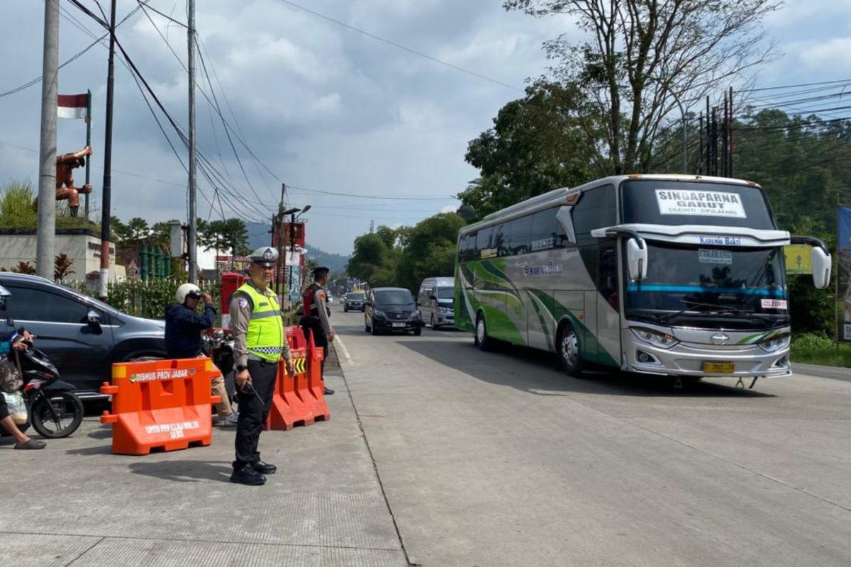 Polres Garut urai kepadatan arus kendaraan di jalur nasional