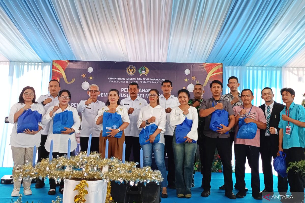 Keluarga binaan dan ornamen Natal semarakkan Rutan Cipinang