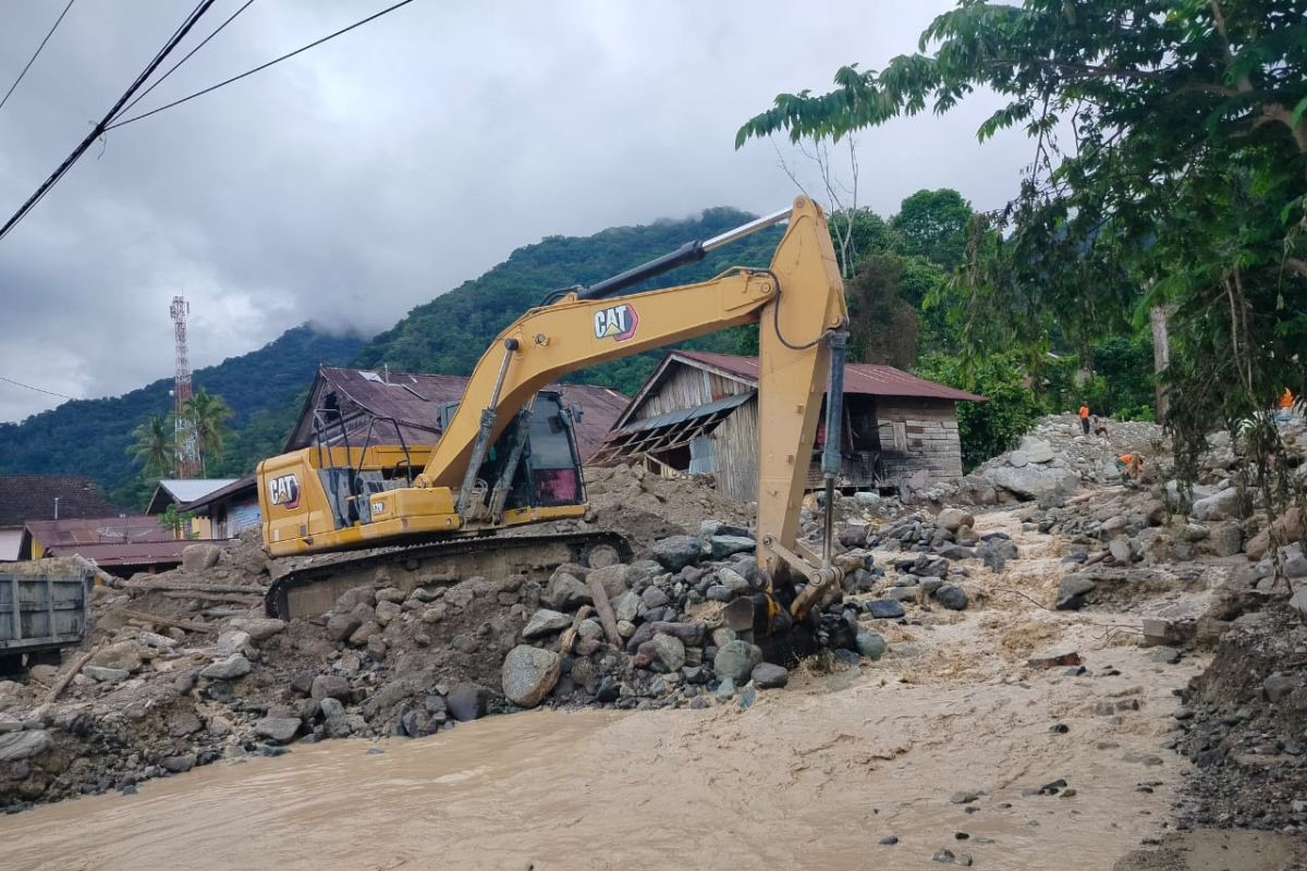 Empat alat berat bersihkan material menimbun jalan di Lubuk Basung