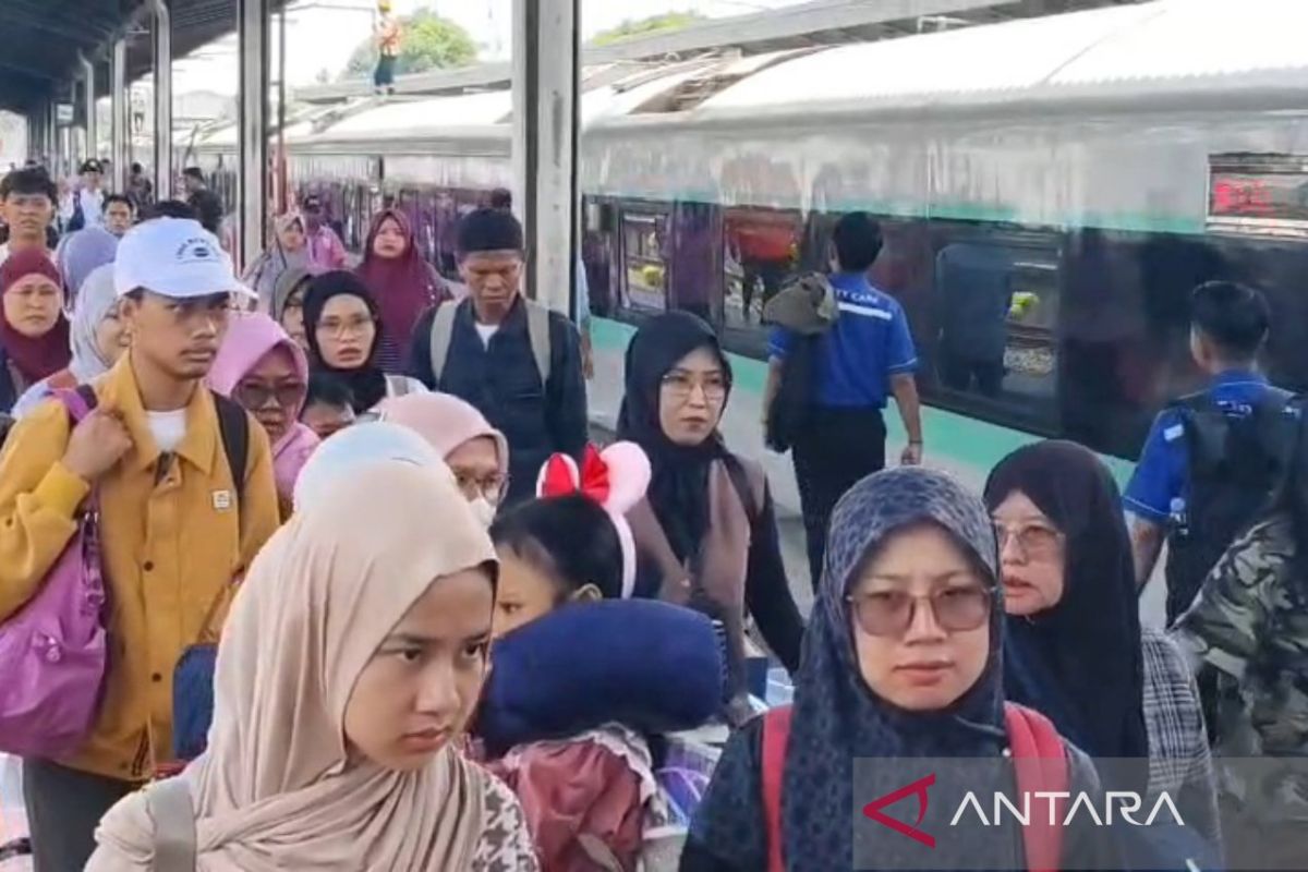 KAI Daop 3 Cirebon catat lonjakan jumlah penumpang jelang tahun baru