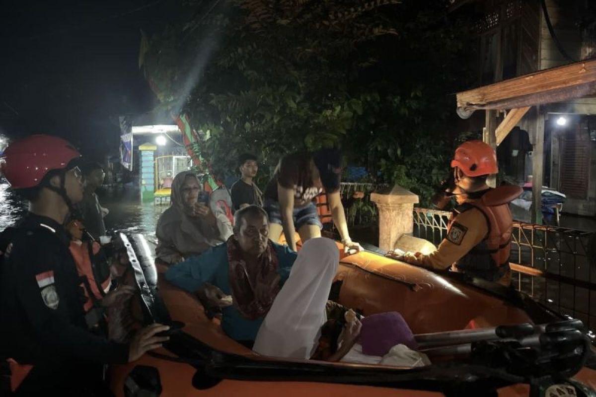 Tim SAR evakuasi ibu dan balita terjebak banjir di Martapura-Kalsel