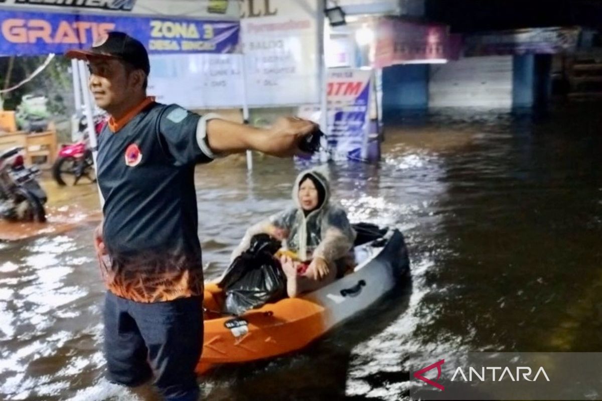 18.348 warga terdampak banjir dan 302 mengungsi di Banjar-Kalsel