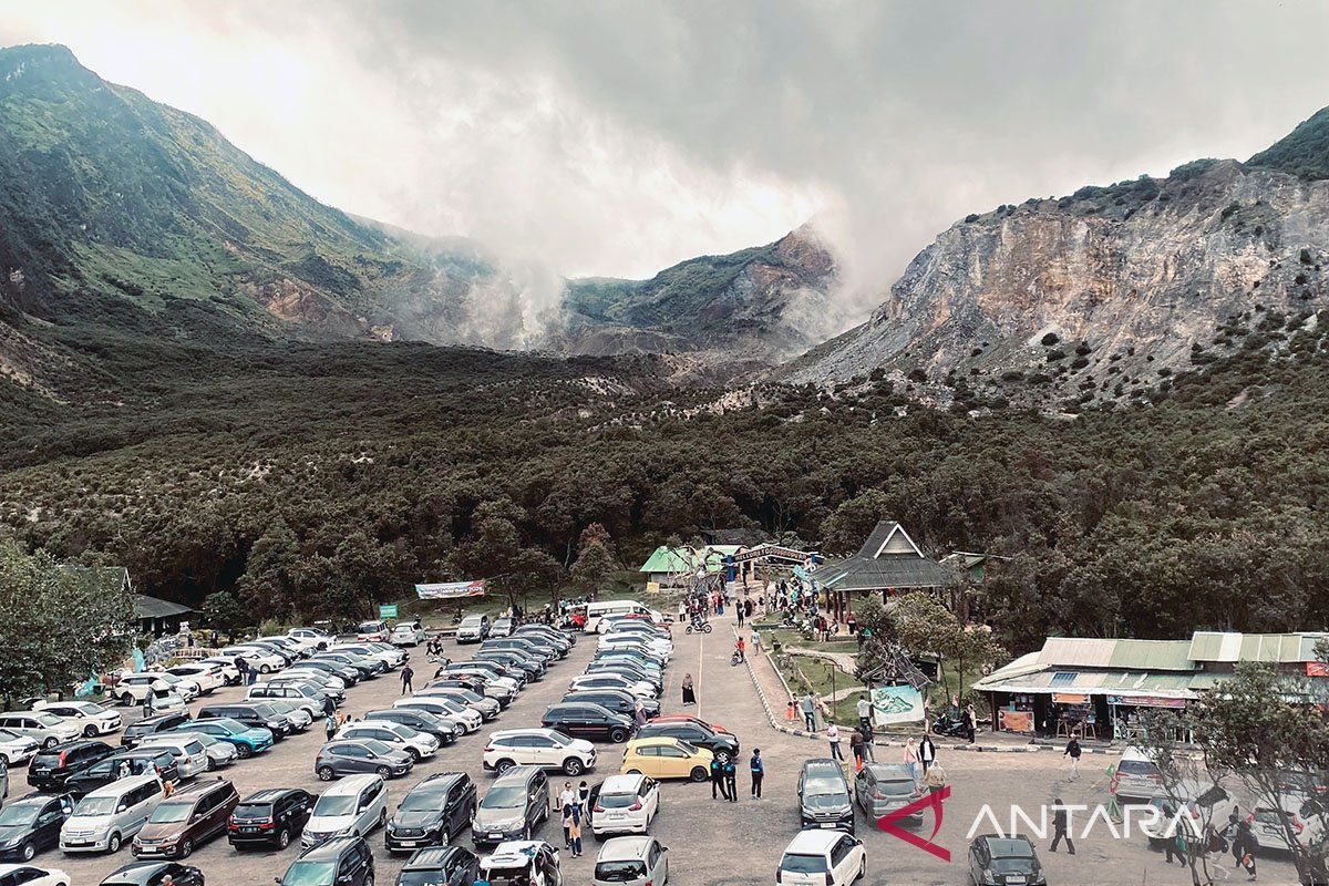 Ribuan wisatawan kunjungi Taman Wisata Alam Gunung Papandayan Garut