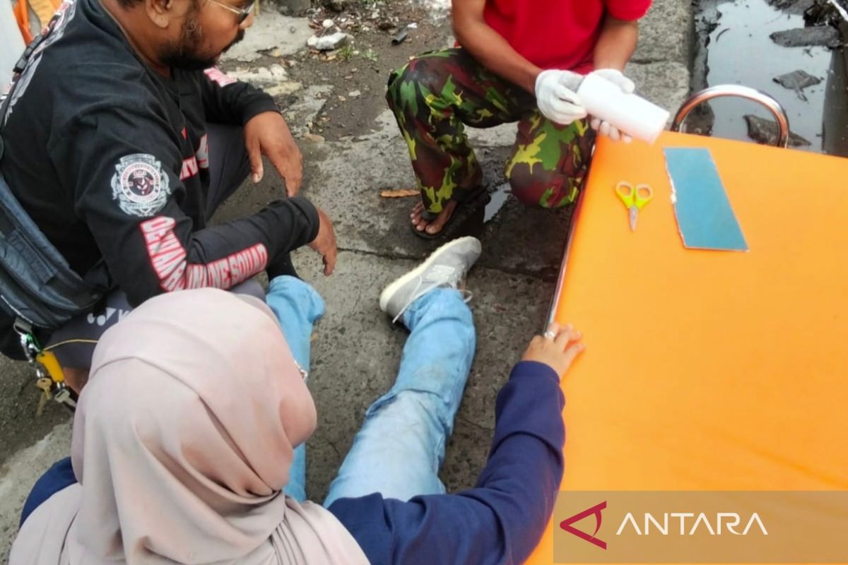 Polisi periksa TKP penyebab pengendara motor patah kaki di Tangsel