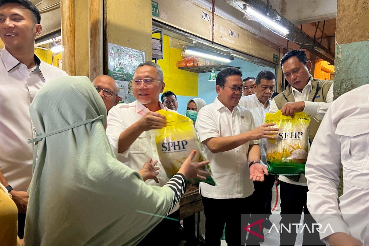 Zulhas bagikan 100 karung beras SPHP gratis ke warga Pasar Kramat Jati