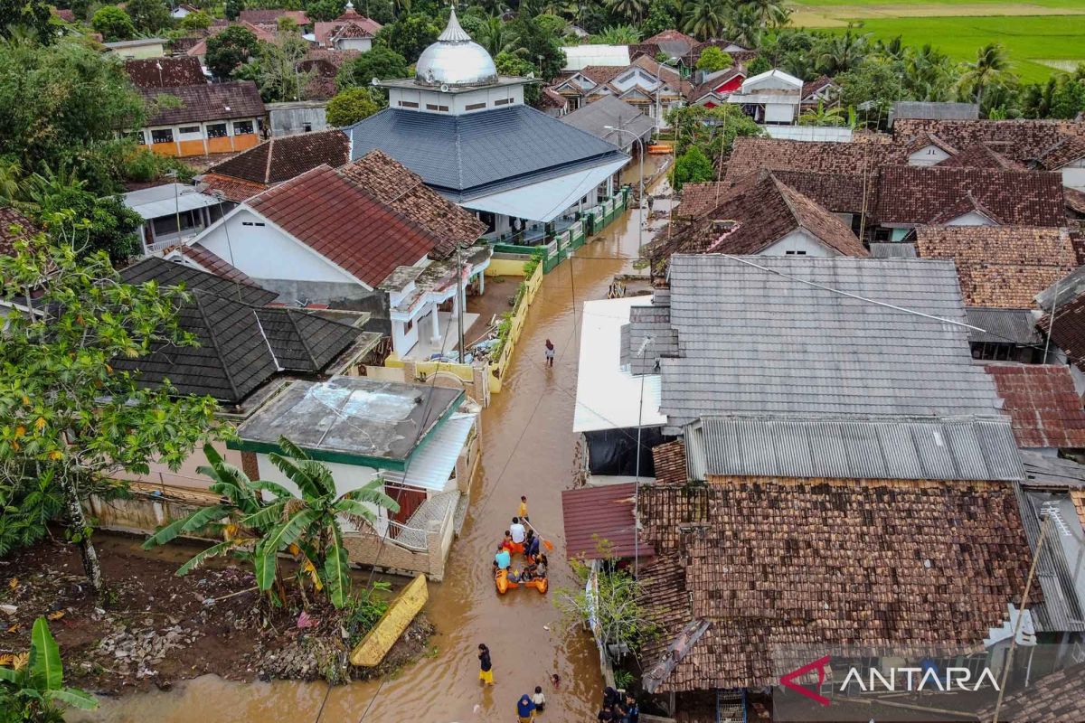 Sungai Cikalumpang meluap, ribuan warga terdampak banjir susulan di Serang
