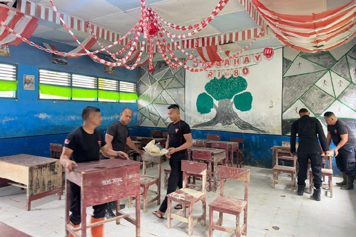Brimob gencarkan pembersihan SMP Langkat percepat aktivitas belajar 