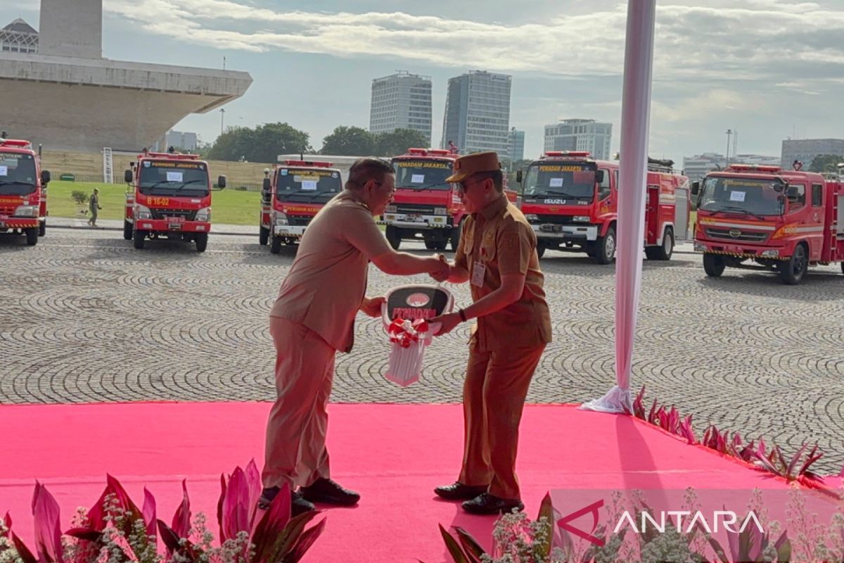 Pramono hibahkan 14 unit mobil pemadam untuk beberapa daerah