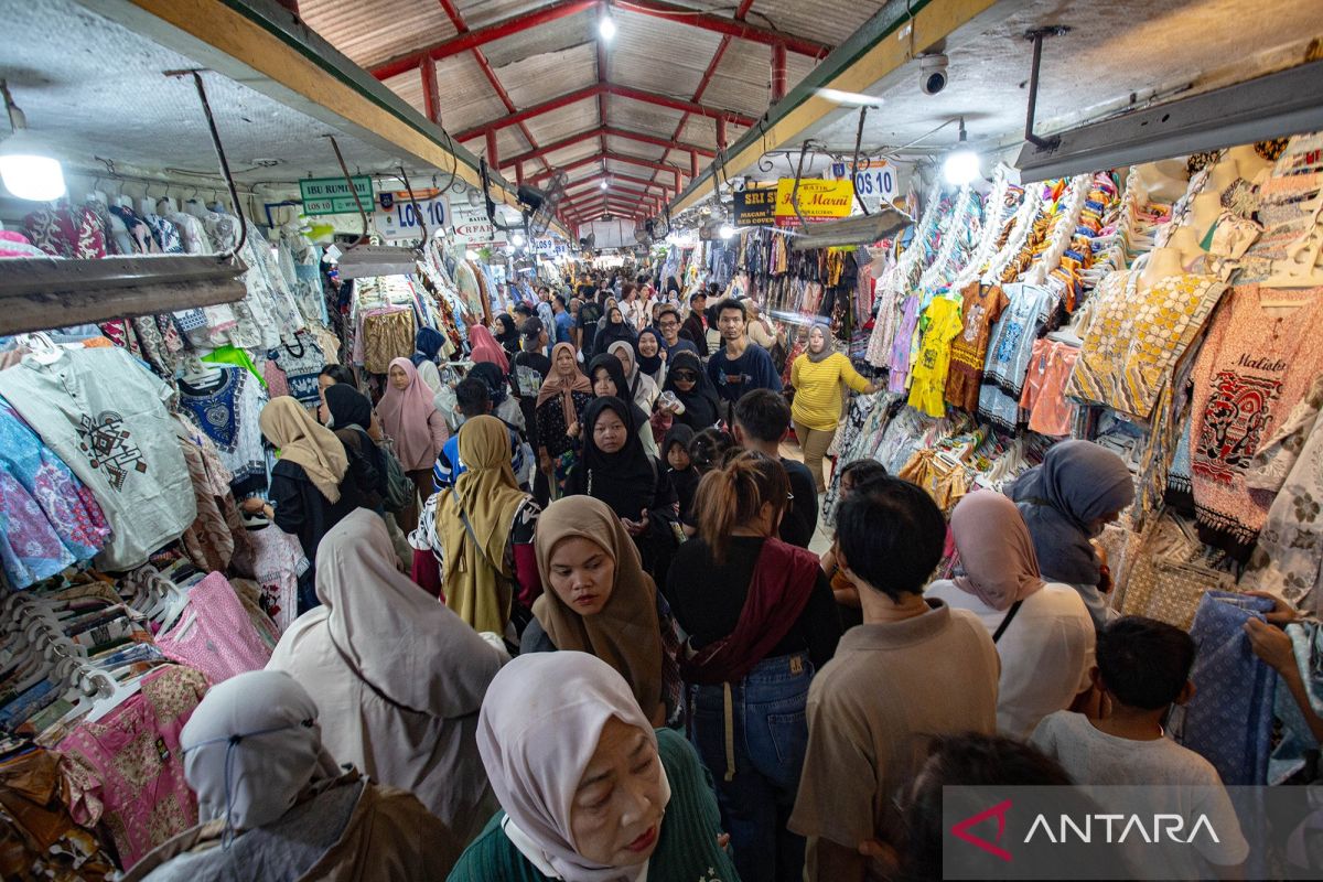 Wisata belanja batik di Yogyakarta meningkat, Pasar Beringharjo ramai saat libur akhir tahun