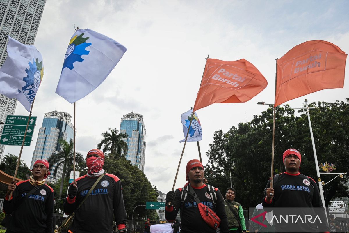 Kriminal kemarin, demo buruh hingga antisipasi arus Natal-Tahun Baru