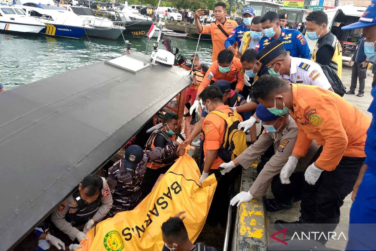 Tim SAR temukan jenazah korban tenggelamnya KM Putri Sakinah di perairan Labuan Bajo