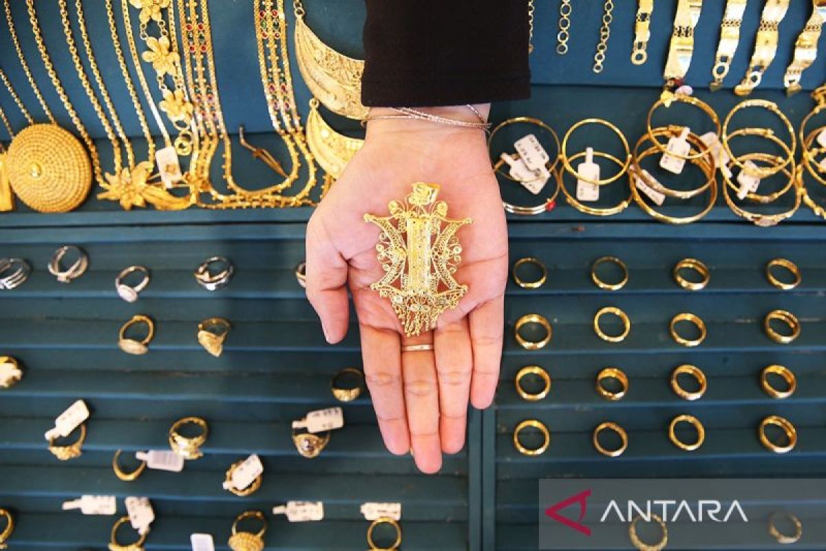 Jelang pergantian tahun harga emas Antam anjlok