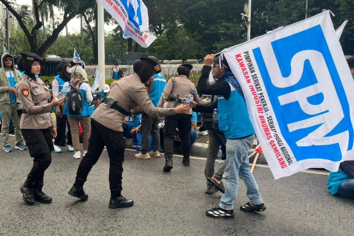 Demo buruh di Jakarta, Polisi bagikan air mineral dan roti