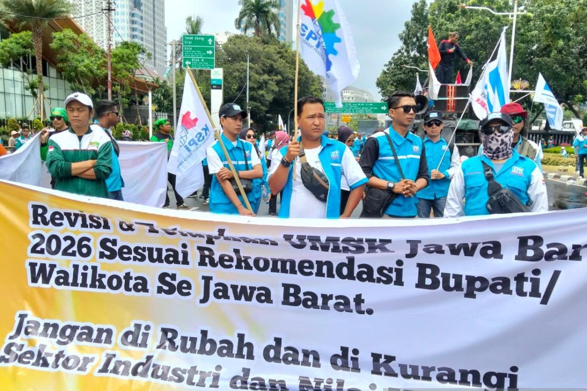 Buruh gelar aksi hari kedua, tuntut UMSK 19 daerah Jabar dikembalikan