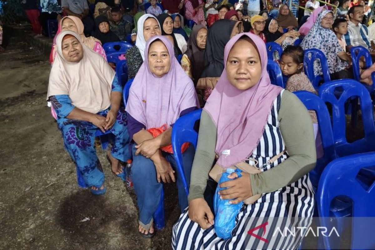 Antusias pengungsi Batu Hula tunggu kehadiran Prabowo sejak siang