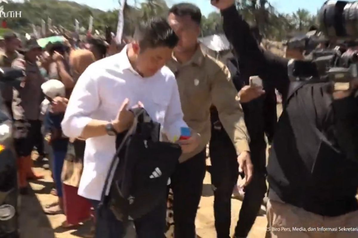 Seskab Teddy bagikan rubik ke anak pengungsi untuk asah ketekunan