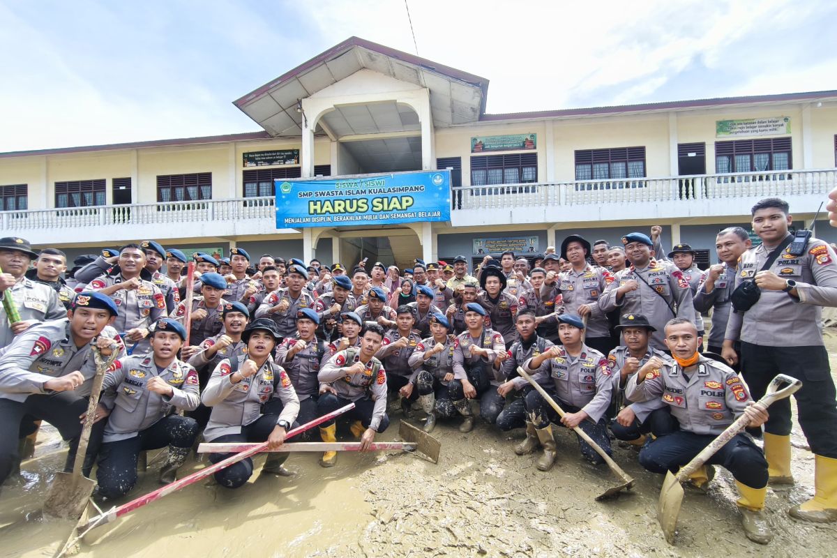 Kapolri harap sekolah di Aceh Tamiang bisa beroperasi pada 5 Januari