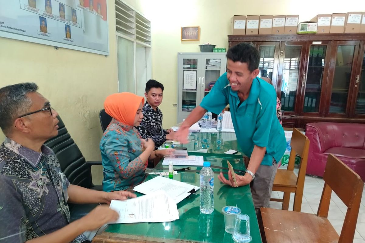 Pemkab Agam salurkan dana tunggu hunian bagi korban bencana