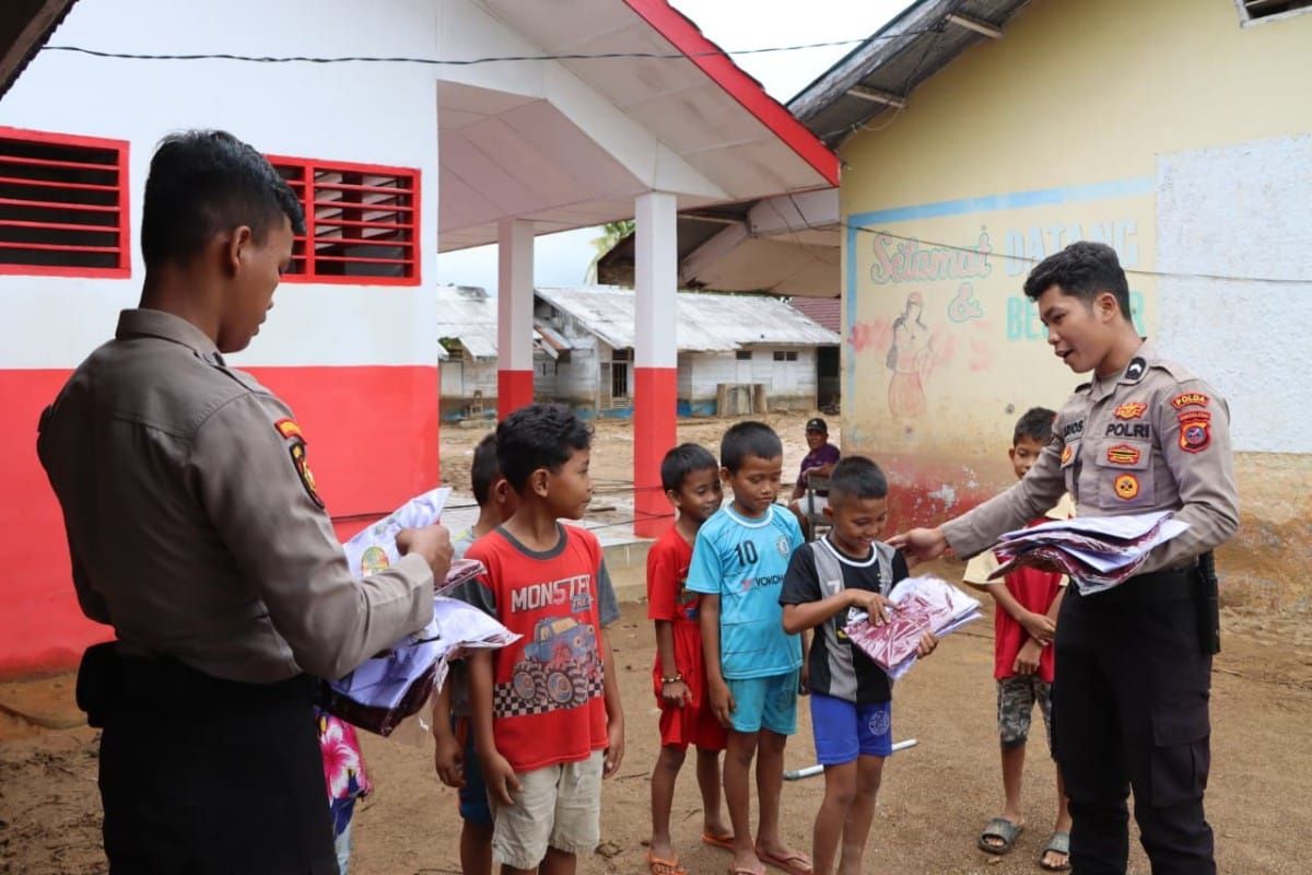 Polda Sumut salurkan seragam sekolah untuk siswa di Tapanuli Tengah 