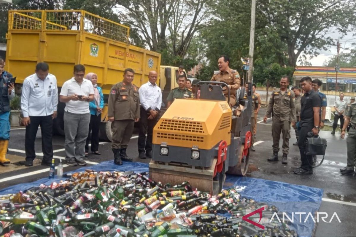 Bupati Muara Enim Edison musnahkan 2.200 botol miras