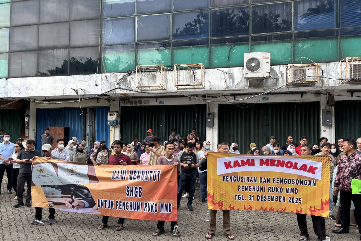 Ratusan warga geruduk kantor pengelola Ruko MMD Pademangan