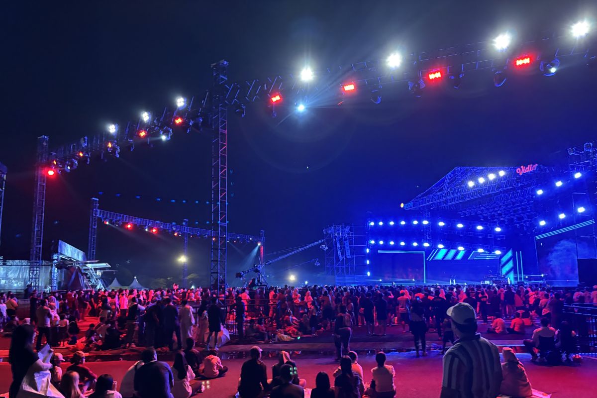 Ribuan warga padati Pantai Karnaval Ancol di malam Tahun Baru 2026