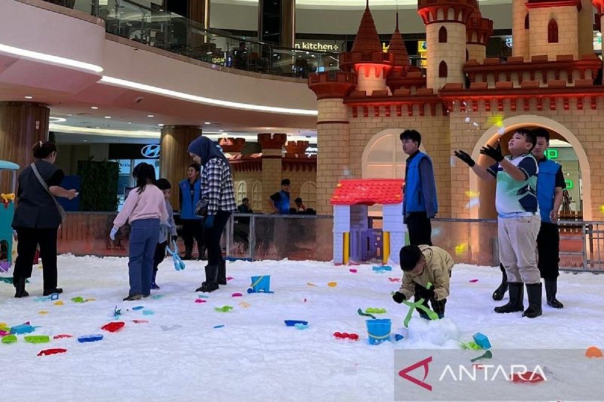 Liburan Akhir Tahun Makin Seru, Warga Nikmati Sensasi Bermain Salju di Mal