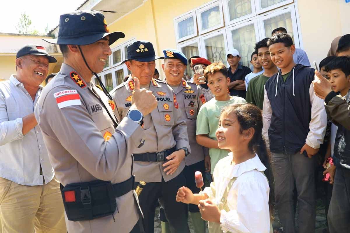 Kapolda Aceh hibur anak-anak pengungsi gunung api Burni Telong
