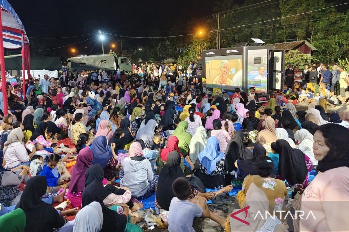 Nobar film hingga berbagi mainan di malam tahun baru Posko Batu Hula