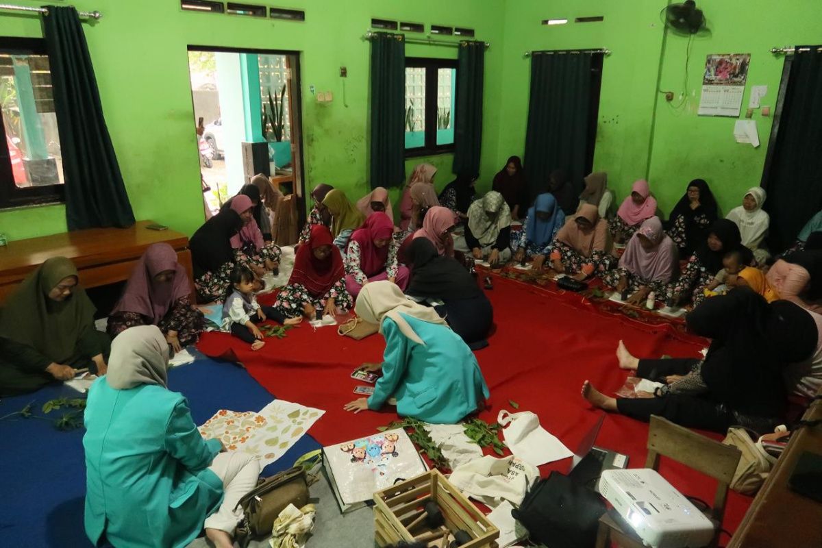 Mahasiswa Ilmu Komunikasi UMS latih ibu PKK membuat ecoprint