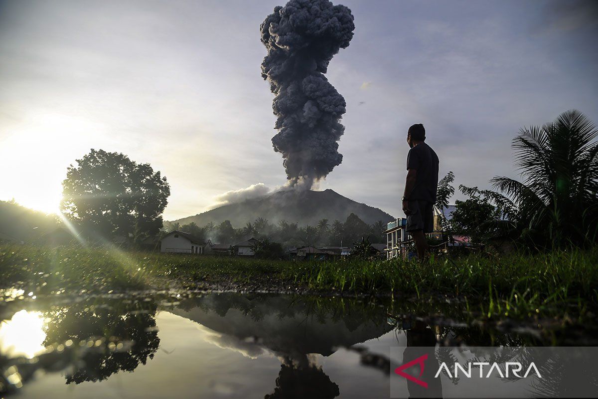 Gunung Ibu erupsi Kamis, lontarkan abu vulkanik hingga 800 meter