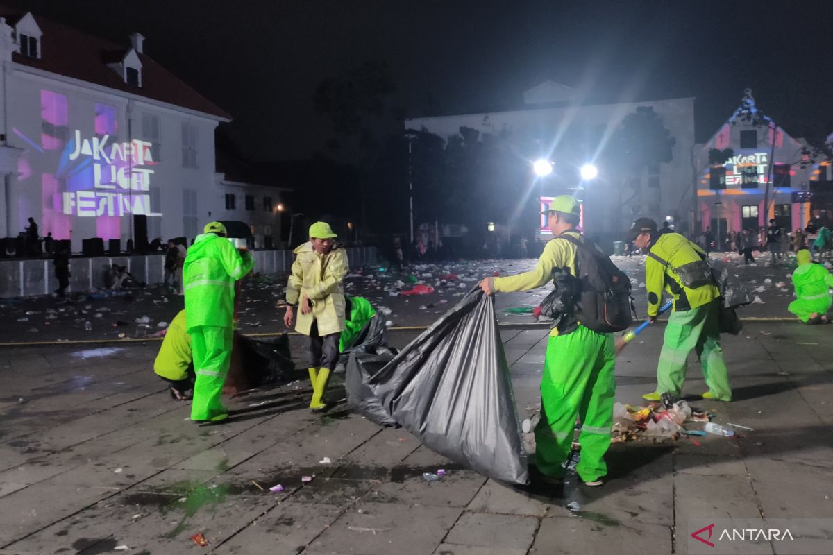 Petugas mulai bersihkan sampah di Kawasan Kota Tua sejak dini hari