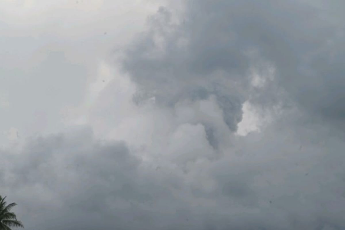 Gunung Ibu Halmahera Barat semburkan ambu vulkanik hingga 800 meter