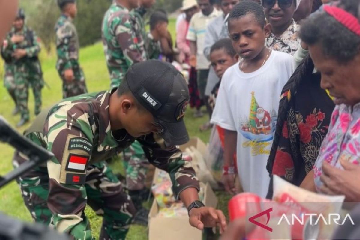 Satgas Yonif 511/DY bagikan makanan ringan ke warga Pirime