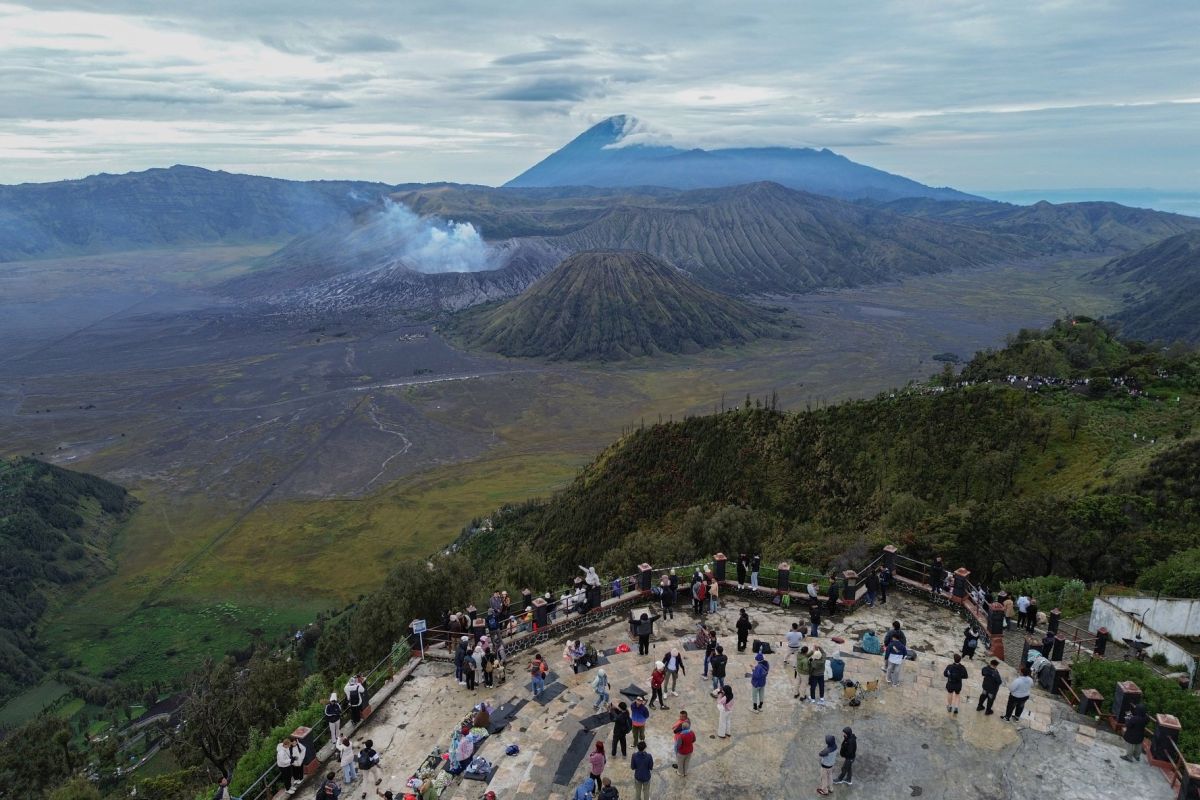 Pesona Taman Nasional Bromo Tengger Semeru saat libur Tahun Baru