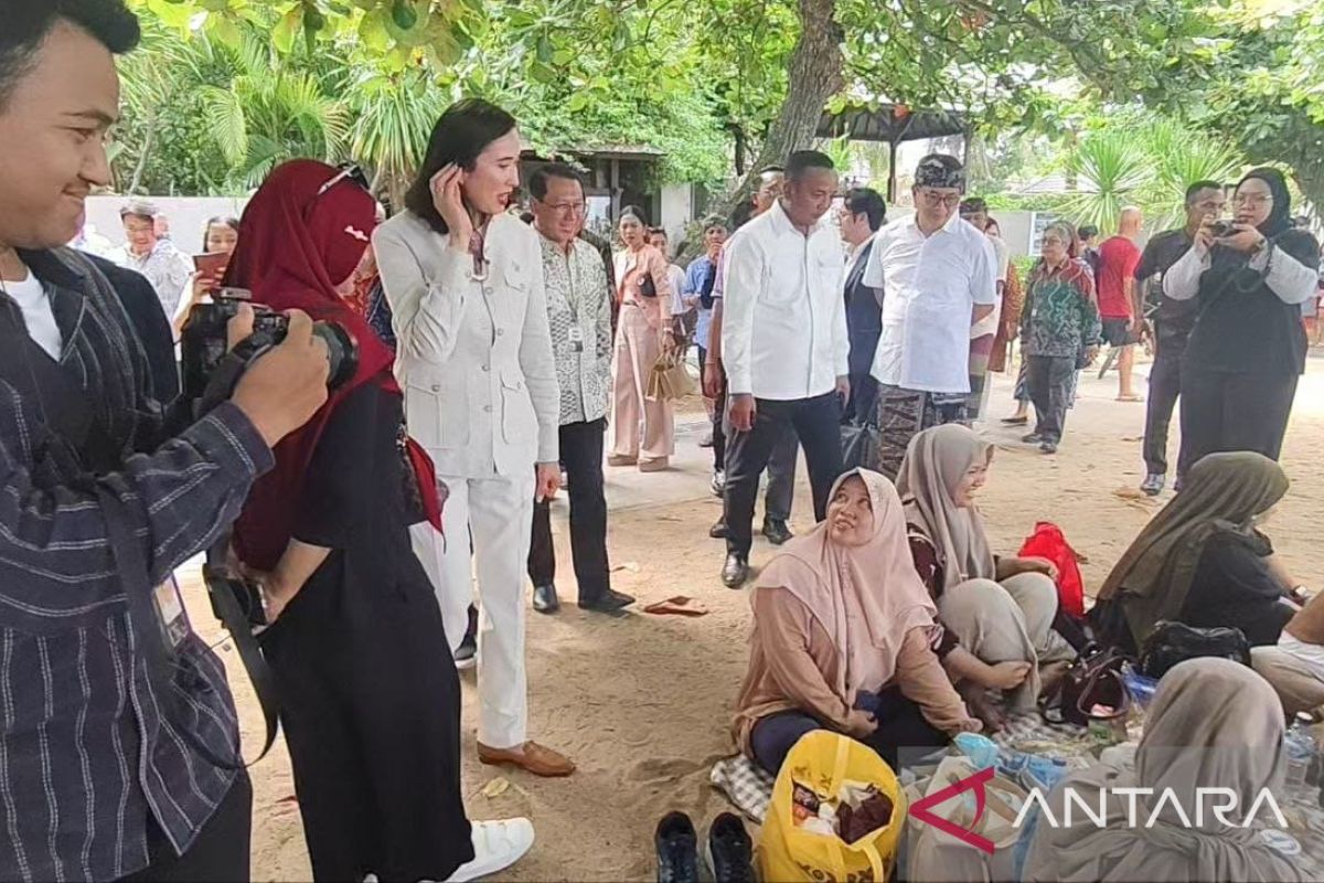 Menpar sapa wisatawan sambil cek kunjungan di kawasan Sanur Bali