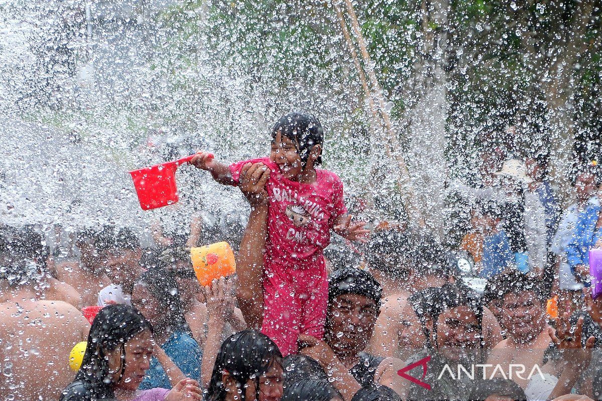 Tradisi perang air sambut Tahun Baru 2026 di Gianyar