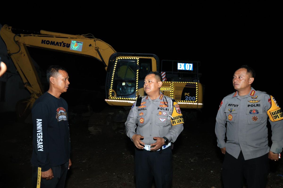 Polda Riau turunkan alat berat pembersihan material banjir di Agam