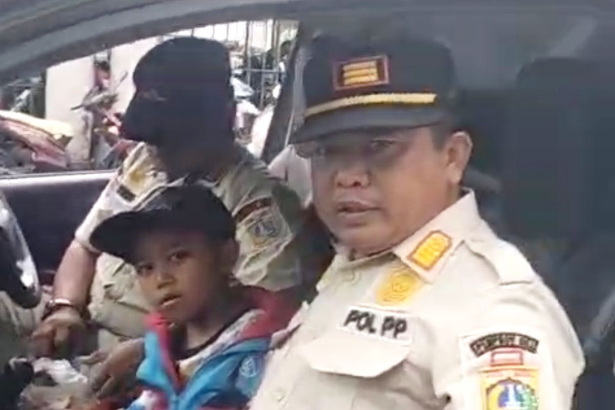 Satpol PP amankan bocah yang ditinggal ayah di Pasar Kebayoran Lama