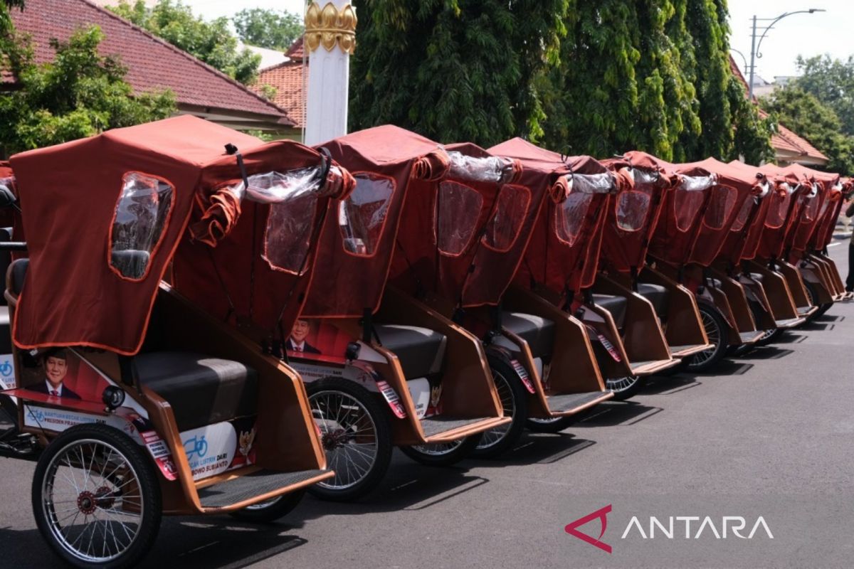 Lansia penarik becak bersukacita diberi becak listrik oleh Presiden