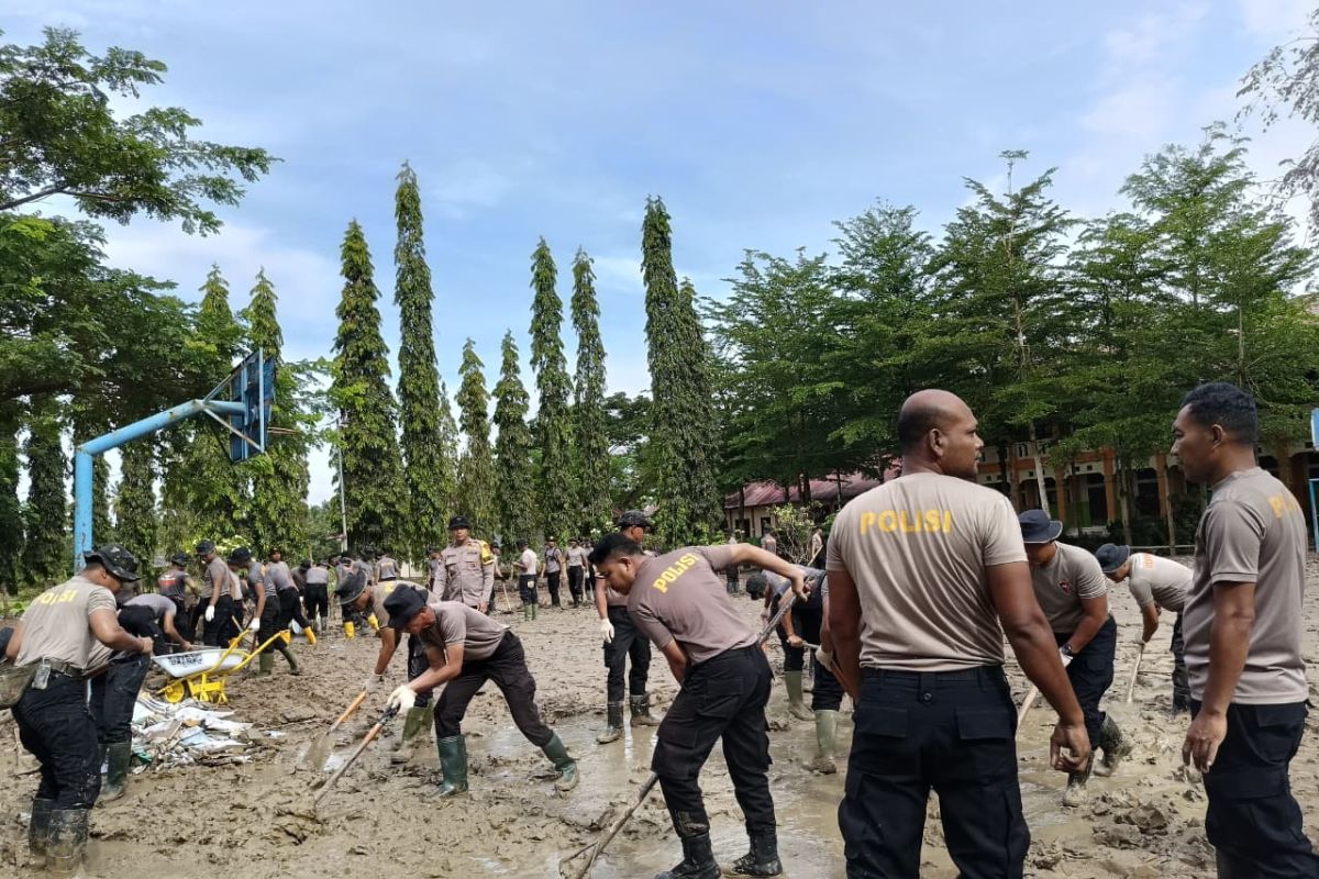 Brimob Polda Banten bersihkan sekolah terdampak banjir di Aceh Utara