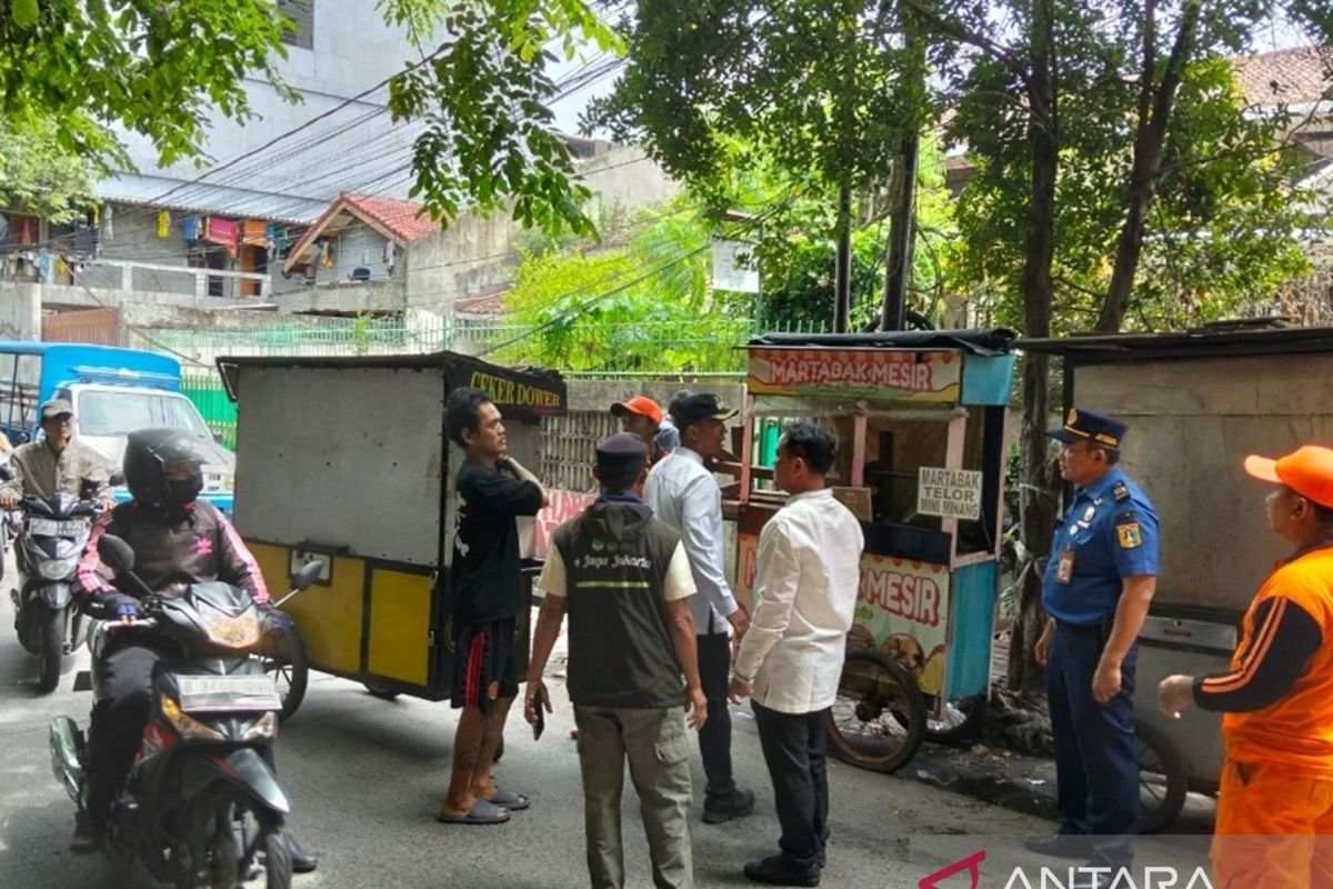 Delapan gerobak PKL di atas saluran Jalan Almahan Jakbar ditertibkan