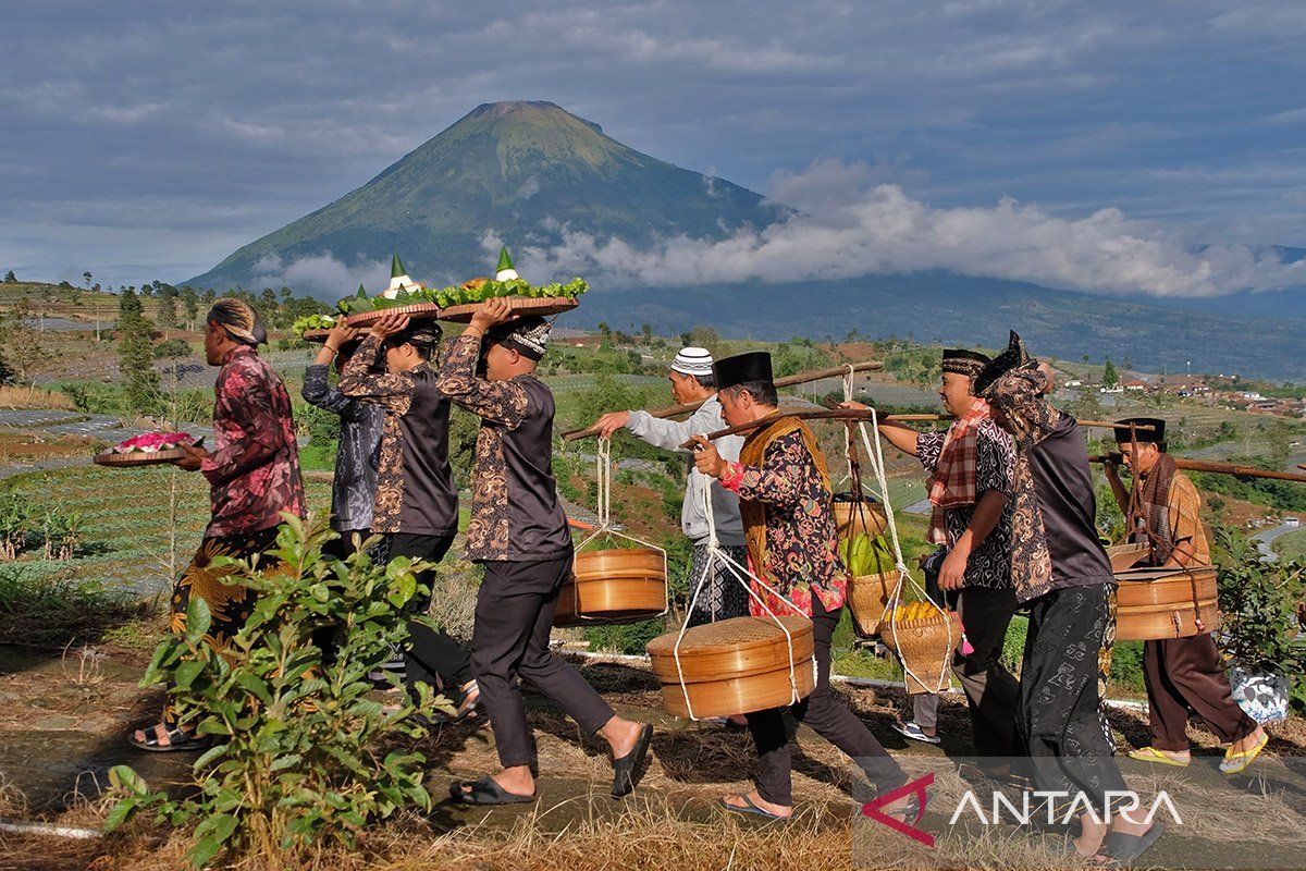 Petani lereng Gunung Sumbing laksanakan tradisi Nyadran Rejeban Plabengan