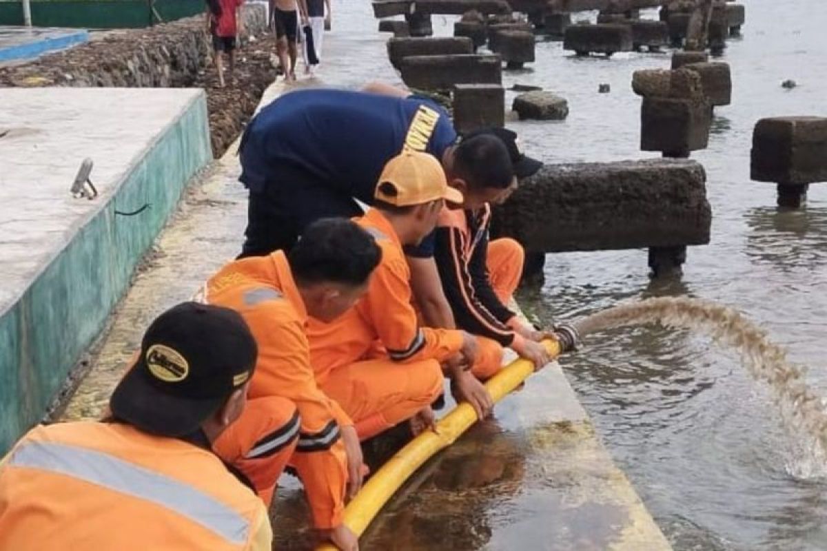 Petugas tangani banjir rob yang rendam Pulau Untung Jawa