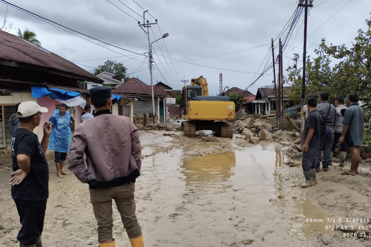 Jalan provinsi di Maninjau Agam sudah bisa dilalui kendaraan