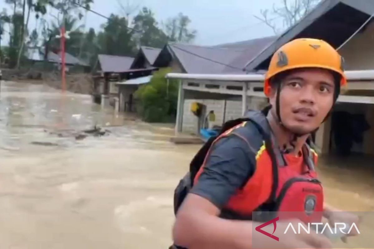 Tim SAR evakuasi warga terjebak banjir di Kota Padang